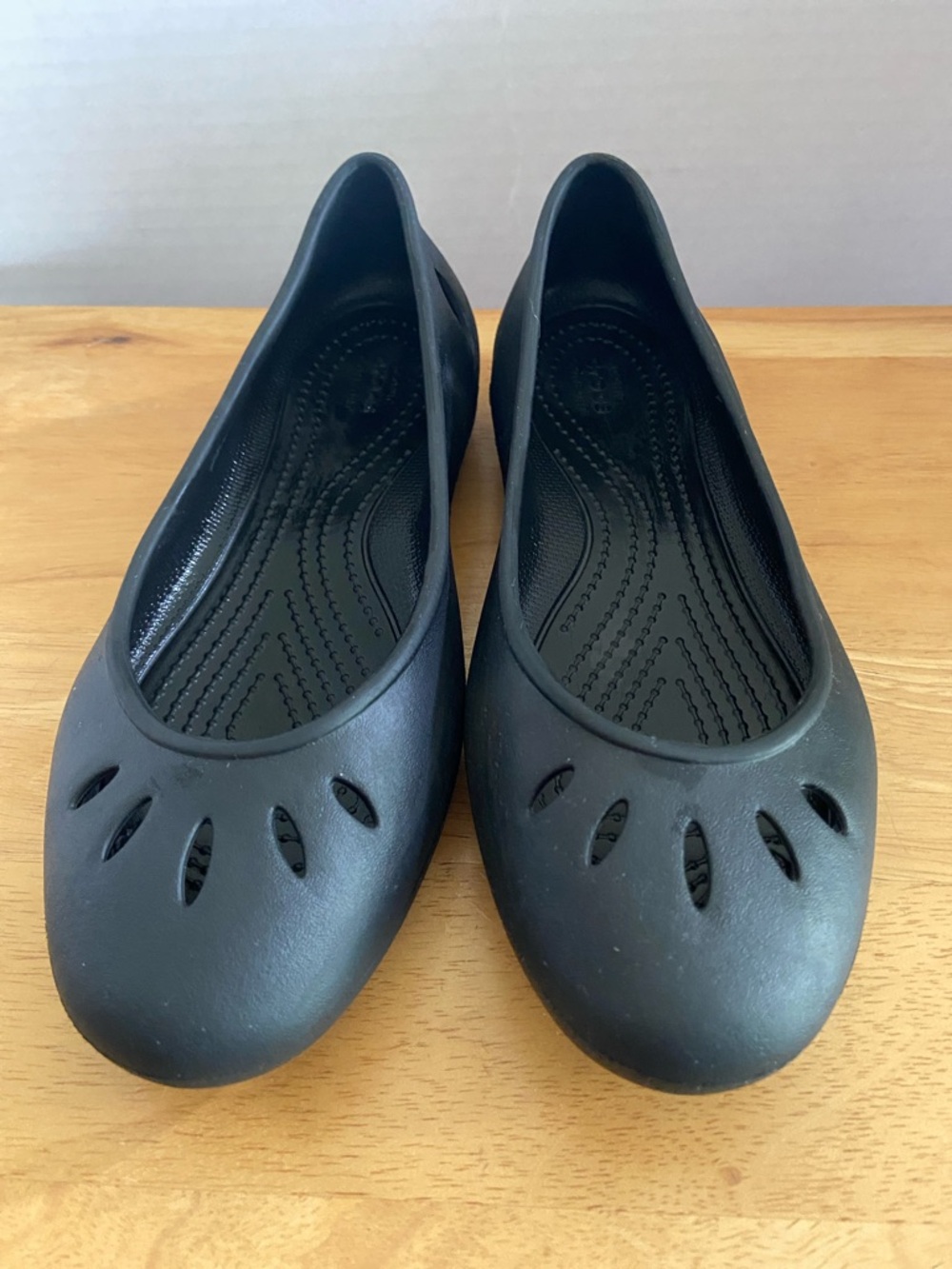 Crocs women 7 Black Ballet Flats - Lightweight Comfort